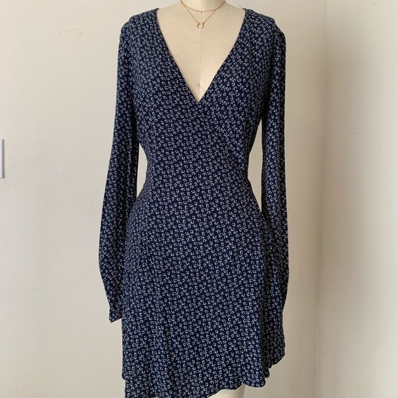 Brandy Melville navy blue floral wrap dress new - Picture 4 of 6